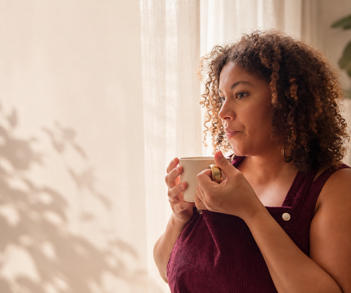 Coralie, créatrice de Chœur Intérieur, savoure une pause avec son infusion